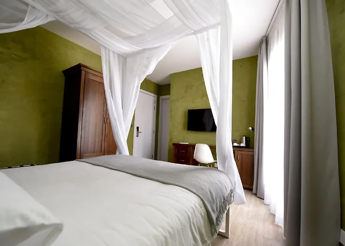 Quaint Boutique Отель Надур