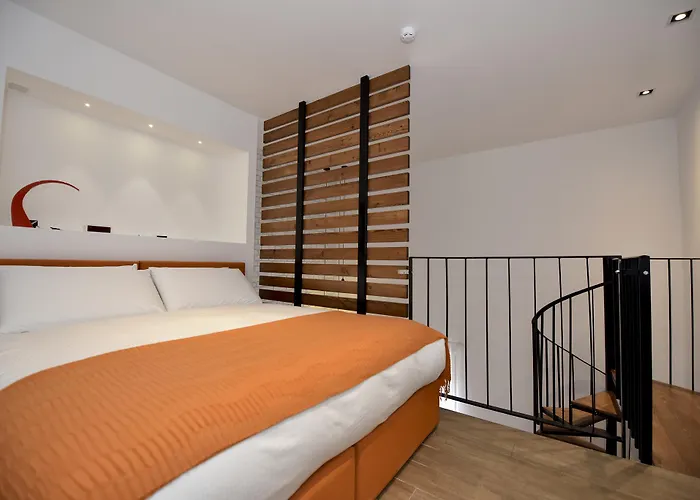 Quaint Boutique Надур