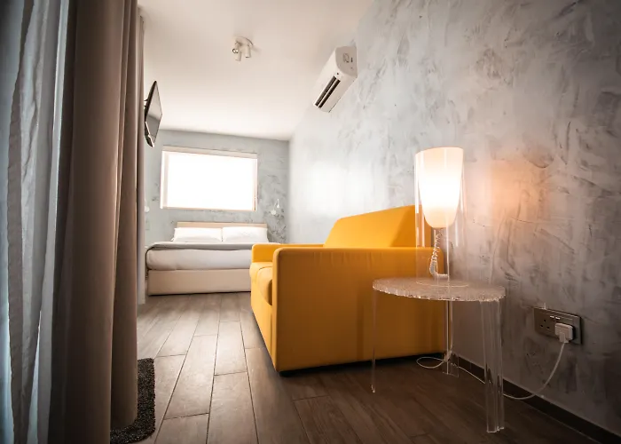 Quaint Boutique Надур