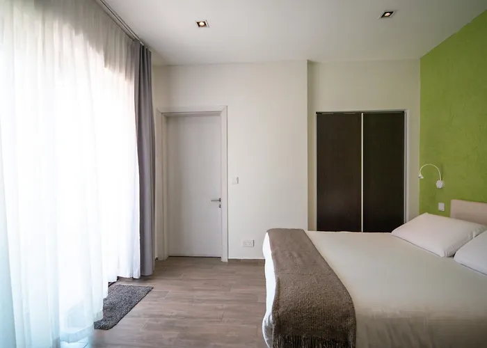 Quaint Boutique Надур