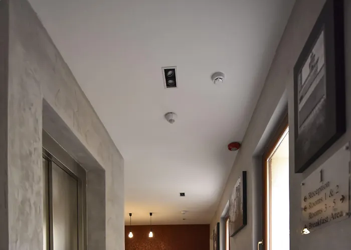 Quaint Boutique Надур