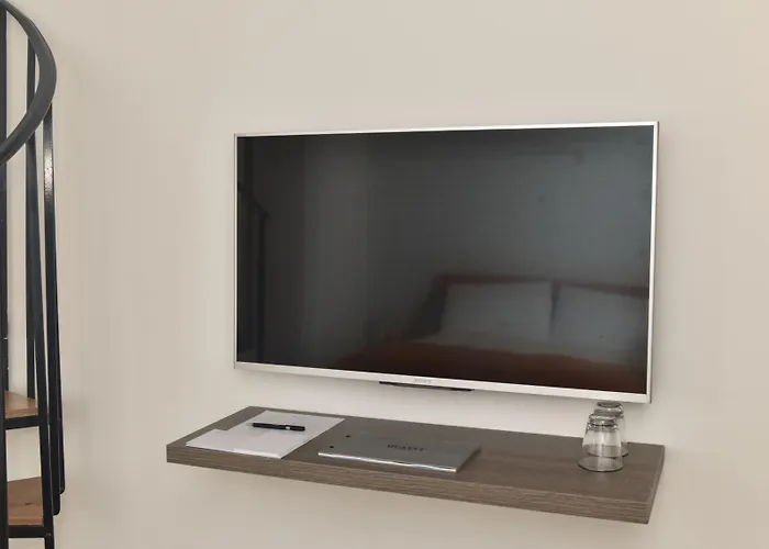 Quaint Boutique Надур